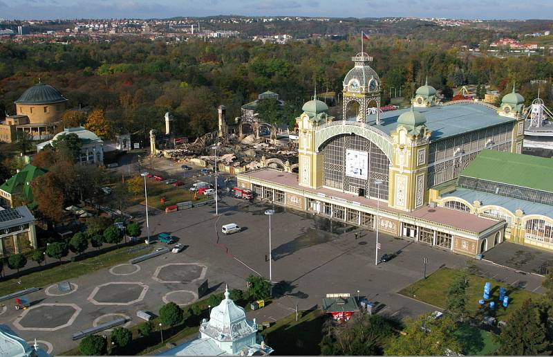 Letecký pohled na shořelé levé křídlo Průmyslového paláce na Výstavišti.