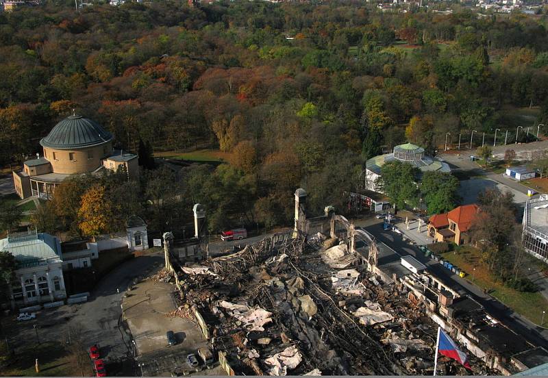 Letecký pohled na shořelé levé křídlo Průmyslového paláce na Výstavišti.