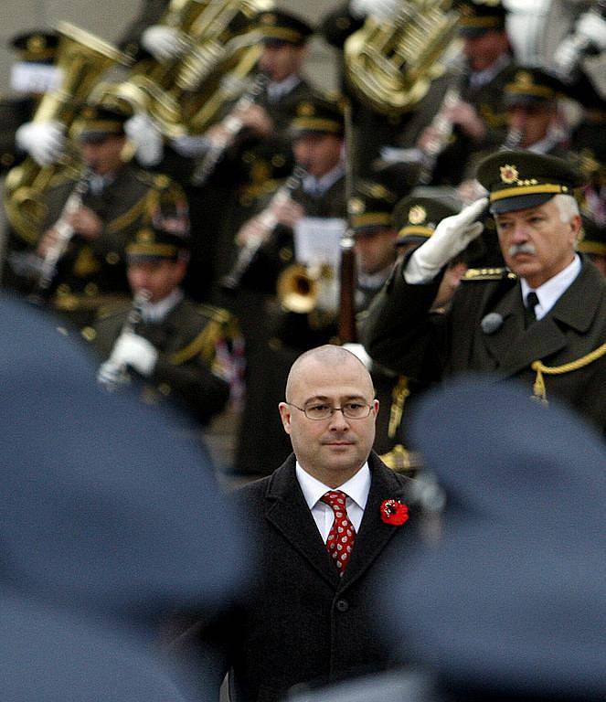 NEZAPOMÍNAJÍ. U příležitosti Dne válečných veteránů se v Praze na Vítkově uskutečnilo vzpomínkové setkání za účasti nejvyšších představitelů vlády a resortu obrany.