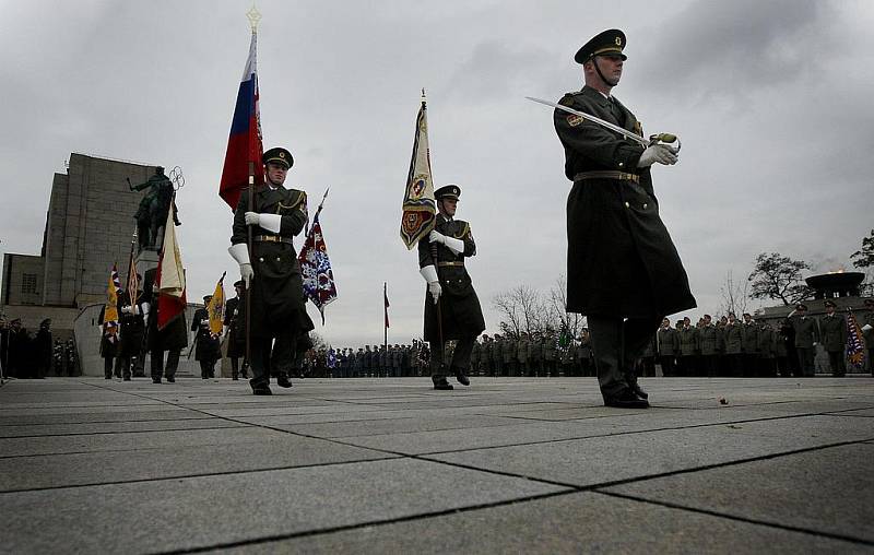 NEZAPOMÍNAJÍ. U příležitosti Dne válečných veteránů se v Praze na Vítkově uskutečnilo vzpomínkové setkání za účasti nejvyšších představitelů vlády a resortu obrany. (Na snímku ministr obrany Barták.)