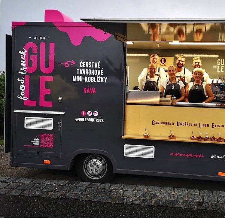 Sociální podnik Gule Food Truck zaměstnává osoby se zdravotním postižením.
