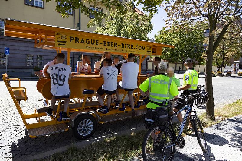 Na pivní vozítka v centru Prahy se zaměřují i strážníci