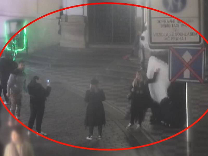 Tunisan v centru Prahy oblékl bezdomovce do kostýmu obří pandy. Oba tak porušili vyhlášku o buskingu.