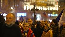Od Národního divadla dorazili demonstranti 17. listopadu 2020 zpět k soše svatého Václava.