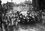 NÁVRAT Z EXILU. Slavnostní příjezd prvního československého prezidenta Tomáše Garrigua Masaryka na Staroměstské náměstí.