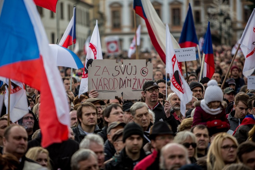 Pražský deník | Demonstrace na Hradčanském náměstí | fotogalerie