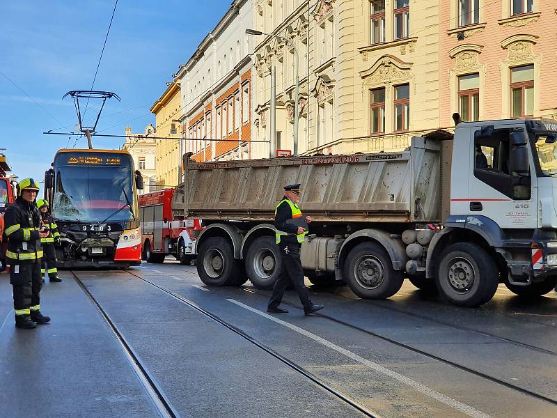 Nehoda tramvaje a nákladního vozidla ve Francouzské ulici v Praze