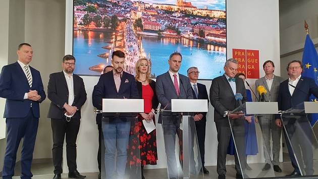Zástupci stran SPOLU, Pirátů a STAN při podpisu koaliční smlouvy na pražském magistrátu ve středu 15. února 2023