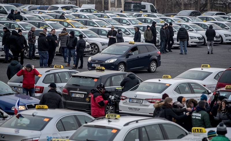 Sraz taxikářů na pražském Strahově před jejich protestní jízdou centrem Prahy 8. února.