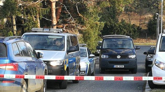 Policejní zásah v ulici V Nové Hostivaři v Praze, kde byly v domě objeveny dvě mrtvoly.