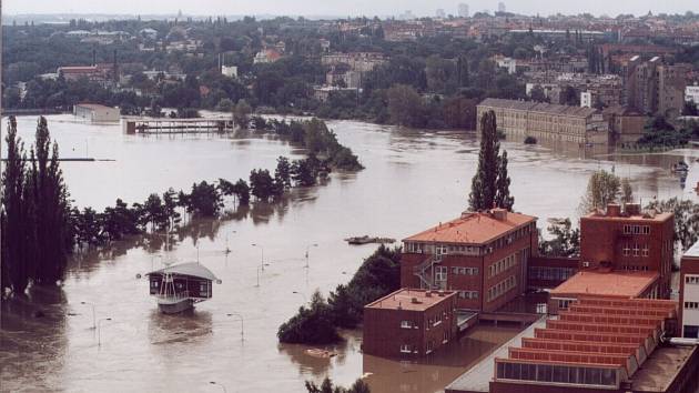 Povodně z roku 2002 v Praze. Zdymadlo Podaba.