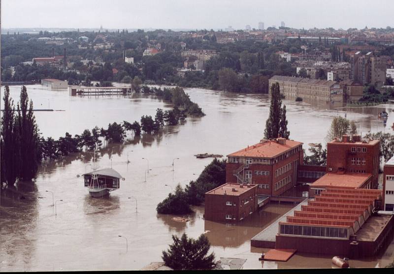 Povodně z roku 2002 v Praze. Zdymadlo Podaba.