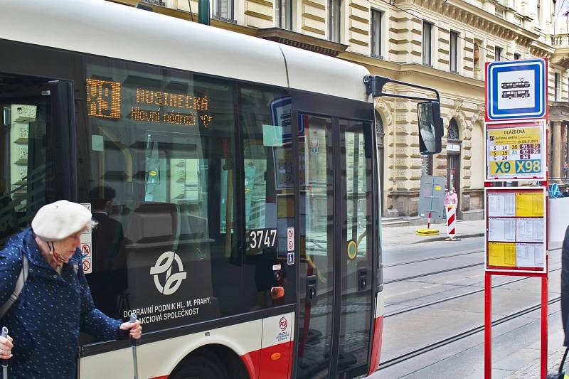 Dopravní podnik zahájil rekonstrukci tramvajové tratě mezi Hlavním nádražím a Husineckou. Opravu využije také k napojení kolejí do Opletalovy ulice.