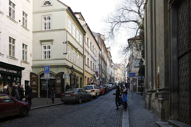 Původně to byly vlastně ulice dvě, dělila je Strahovská brána a hradby Menšího Města pražského, jak se dřív Malá Strana nazývala. Právě kvůli nim, je světle zelený dům naproti kostelu svatého Kajetána tak vykousnutý.