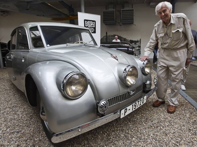 Miroslav Zikmund v pražském Národním technickém muzeu u svého vozu Tatra 87, s nímž cestovatelé s Jiřím Hanzelkoupodnikli v roce 1947 první cestu do Afriky a Jižní Ameriky.