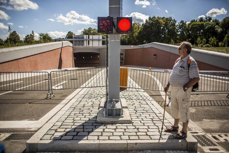 Do pražského tunelového komplexu Blanka vjeli 19. září první řidiči. Na snímku vjezd a výjezd z tunelu na pražské Letné.