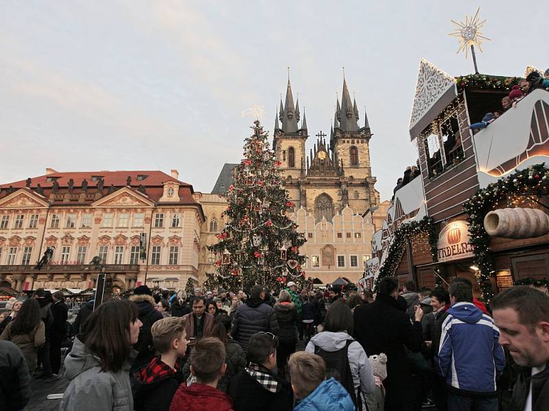 Vánoční trhy na Staroměstském náměstí v roce 2016.