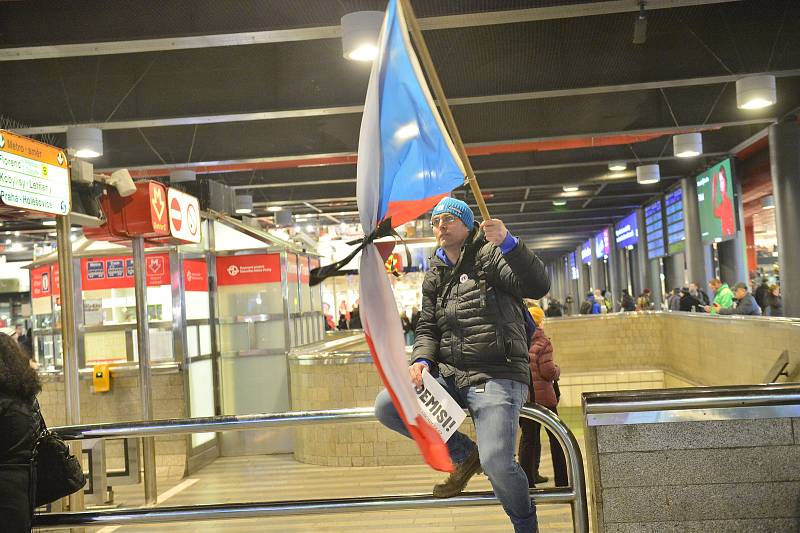 Demonstrace za odstoupení Andreje Babiše. Lidé se po skončení programu na Václavském náměstí vydali na Hlavní nádraží. - 10. prosince 2019