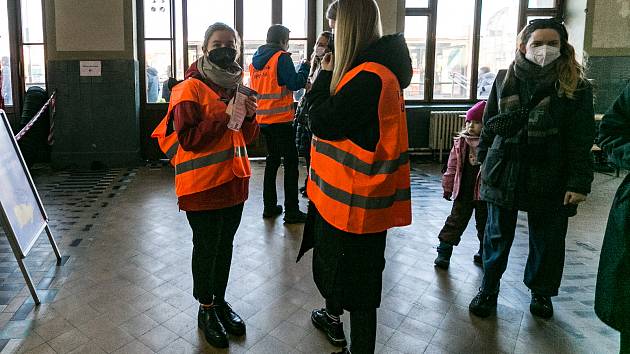 Dobrovolníci na pomoc uprchlíkům z Ukrajiny. Na Hlavním nádraží dobrovolníci stále pracují, Kongresové centrum za vydatné pomoci policie a hasičů je také v provozu, zde třeba rozdávají pastelky dobrovolníci z řad Vietnamské komunity.