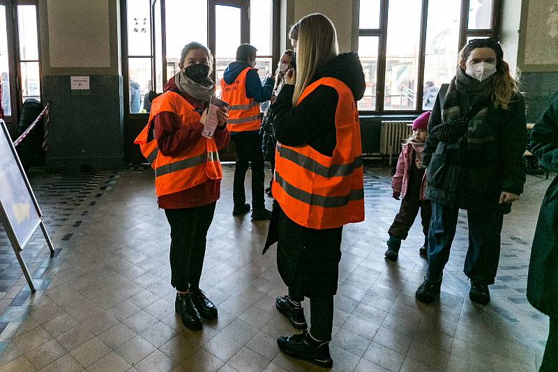 Dobrovolníci na pomoc uprchlíkům z Ukrajiny na Hlavním nádraží v Praze.