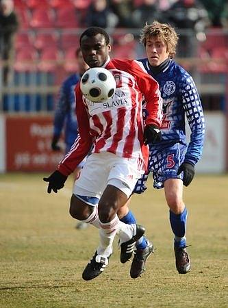 1. Gambrinus Liga, FK Viktoria Žižkov - SK Kladno, 17. kolo, stadion FK Viktoria Žižkov. Herve Xavier Zengue ze Žižkova a Pavel Bartoš z Kladna. 