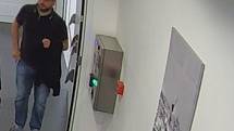 Muž si chtěl dojít na záchod, zničil turniket a pátrá po něm pražská policie.