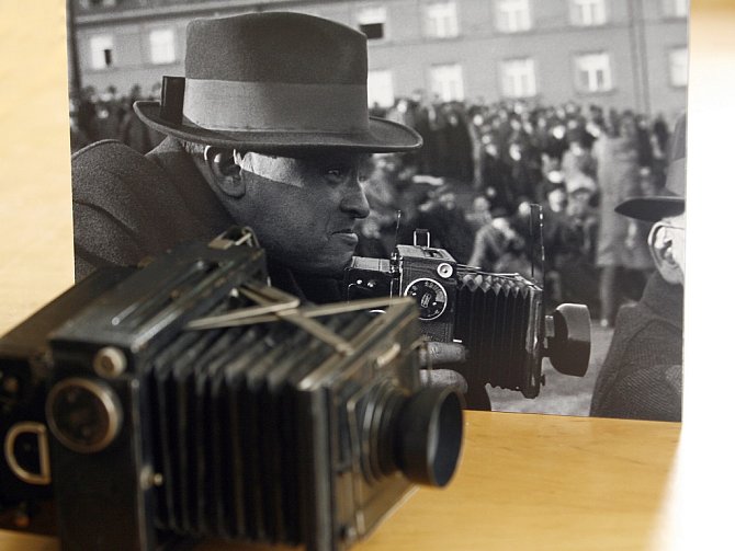 Jindřich Zelenka na stylizované fotografii jako "zuřivý" reportér s fotoaparátem Zeiss Ikon.