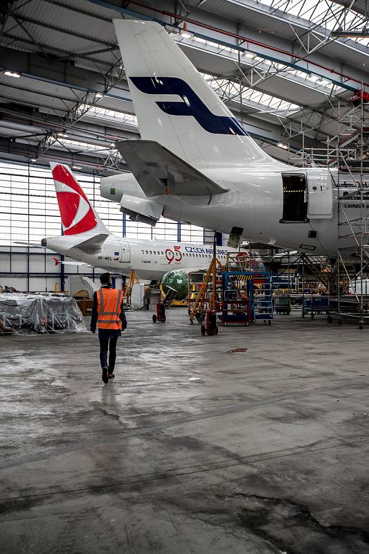 Hangár společnosti Czech Airlines Technics (CSAT) 19. listopadu 2018 v prostorách Letiště Václava Havla Praha pro kontrolu větších letadel.