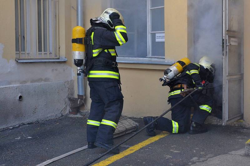 Cvičení hasičů spojené i s evakuací dětí se ve čtvrtek 16. dubna 2015 uskutečnilo v budově foniatrické kliniky Všeobecné fakultní nemocnice v Žitné ulici v centru Prahy. Hasiči ze dvou pražských stanic se museli vypořádat s požárem v elektrické rozvodně.