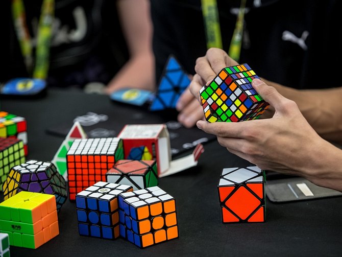 Soutěž ve skládání Rubikovy kostky. 
