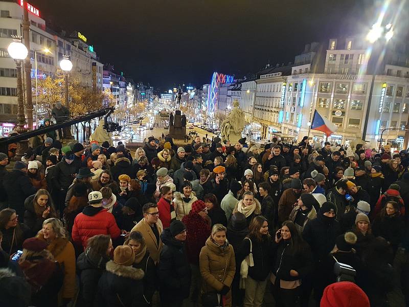 Spontánní přivítání nově zvoleného prezidenta ČR Petra Pavla jásajícími občany před Národním muzeem v Praze.