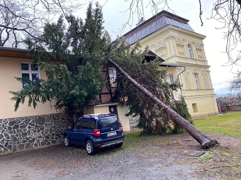 Pražští hasiči likvidují následky bouře Sabine.