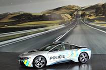 Policie otestuje vozidlo BMW i8.