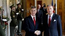 Premiér ČR Mirek Topolánek (vpravo) vítá maďarského premiéra Ference Gyurcsáne na setkání předsedů vlád Visegrádské čtyřky.