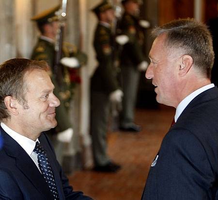 Premiér ČR Mirek Topolánek (vpravo) vítá polského premiéra Donalda Tuska. 