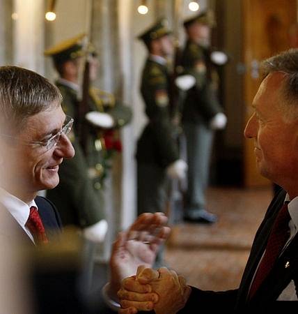 Premiér ČR Mirek Topolánek (vpravo) vítá maďarského premiéra Ference Gyurcsáne. 