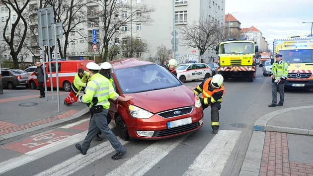 Nehoda tramvaje a osobního automobilu. 