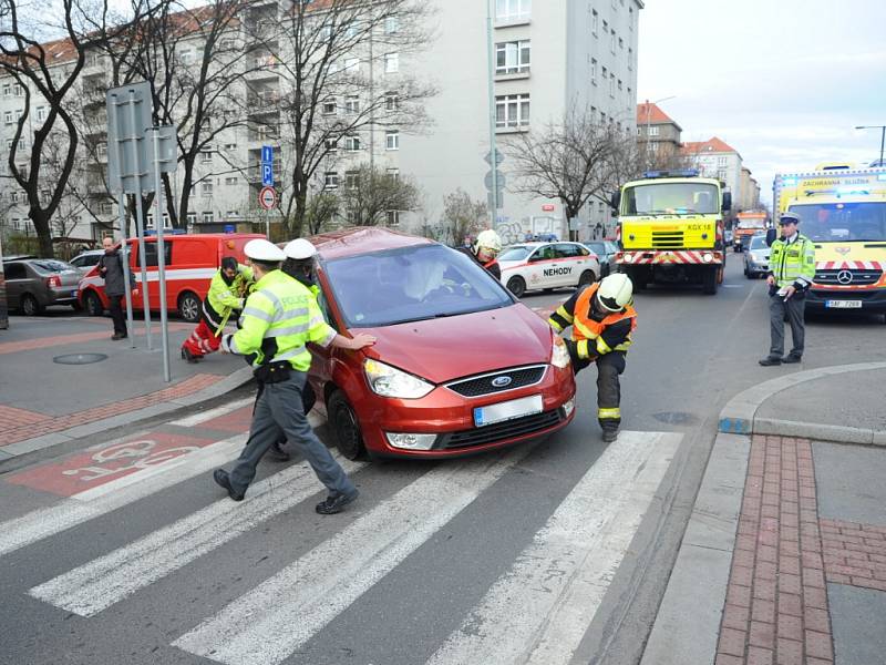 Nehoda tramvaje a osobního automobilu. 