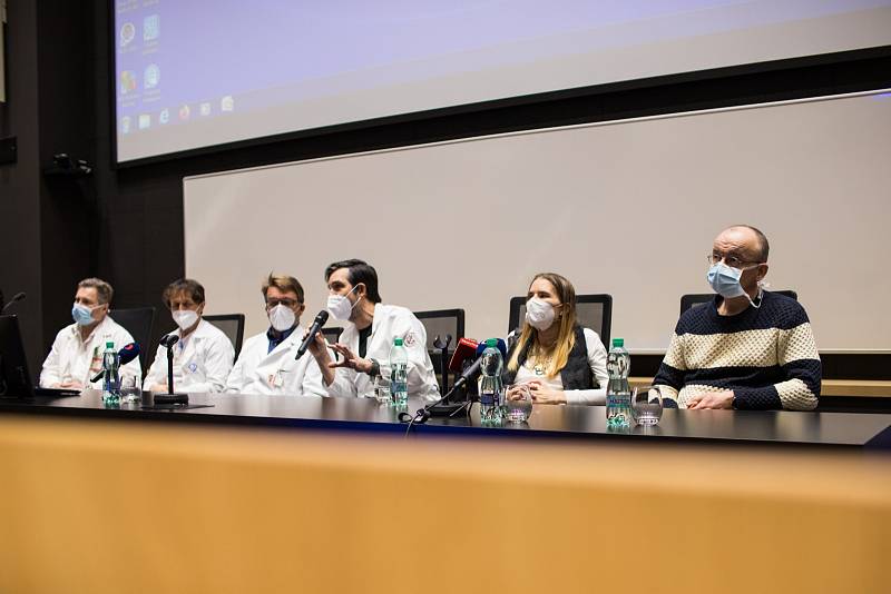  Tisková konference k transplantaci plic se světovým rekordem v délce pobytu na mimotělní podpoře.