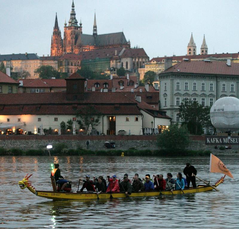 Svatojánské Navalis 2012 se konalo v úterý 15. května v okolí Karlova mostu. Regata historických a dračích lodí. 