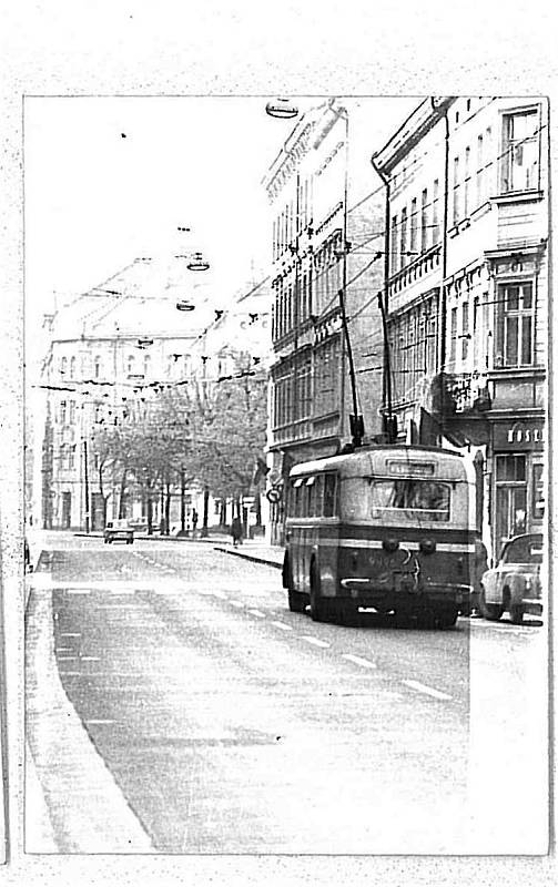 Trolejbusy Škoda a Tatra v pražských ulicích. Arbesovo náměstí
