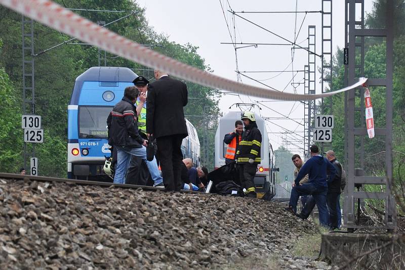 Iveta Bartošová se nechala přejet příměstským vlakem CityElefant na okraji Uhříněvsi – mezi stanicemi Praha-Uhříněves a Praha-Kolovraty. Na místě zemřela. Práce na místě nehody se projevily i na provozu vlaků.