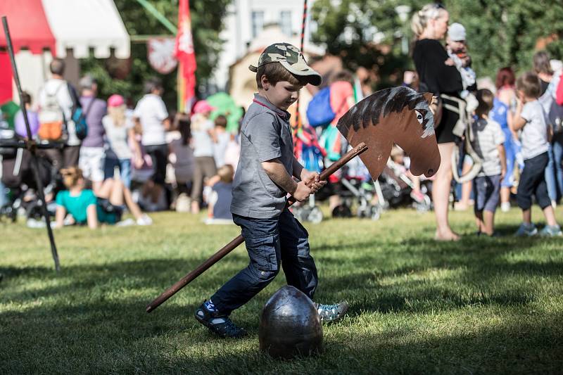 Zábavné odpoledne Karel IV - Dětské hraní v pražském parku Kampa.