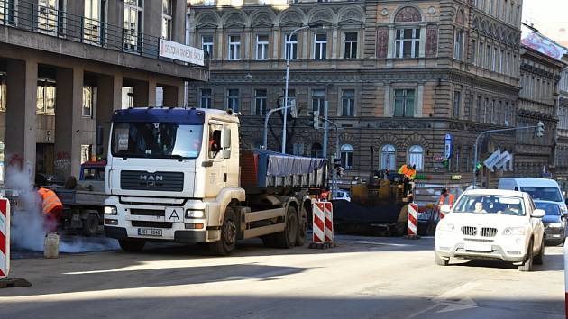 Policisté v úterý po poledni částečně uvolnili provoz v Sokolské ulici.