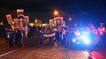 U sochy TGM na  Hradčanském náměstí se v pondělí 22. listopadu 2021 v 16 hodin sešli příznivci Hnutí Otevřeme Česko - Chcípl PES. Akci nazvali Pochod po stezce zrádců.