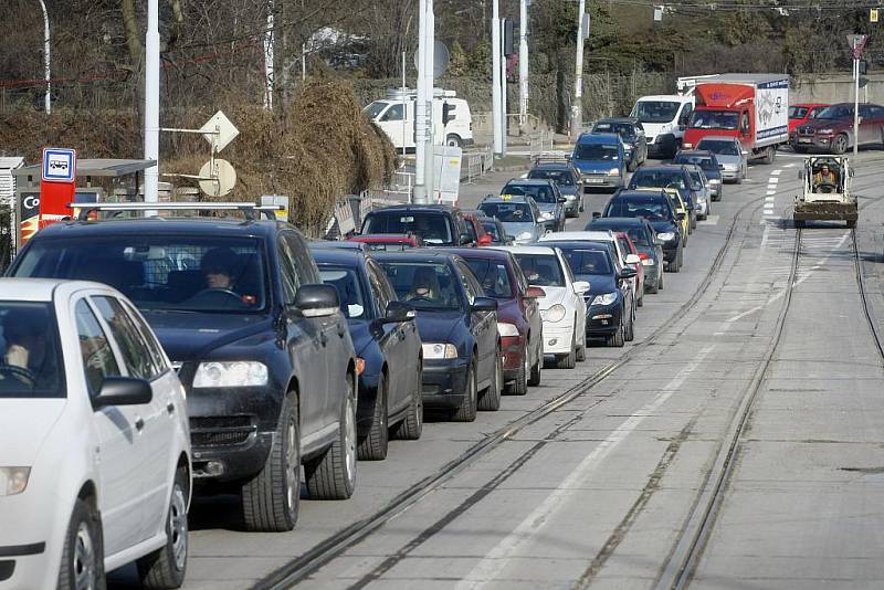 Kvůli stavbě tunelu Blanka byla na tři roky uzavřená část Patočkovy ulice ve Střešovicích, jedné z nejvytíženějších ulic v Praze, po níž podle statistik projede 35 tisíc aut denně. 