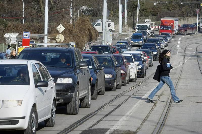 Kvůli stavbě tunelu Blanka byla na tři roky uzavřená část Patočkovy ulice ve Střešovicích, jedné z nejvytíženějších ulic v Praze, po níž podle statistik projede 35 tisíc aut denně. 