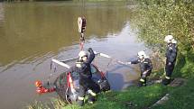 Protože vozidlo skončilo téměř potopené pod hladinu asi čtyři metry od břehu, bylo třeba povolat vyprošťovací jeřáb z berounské stanice.