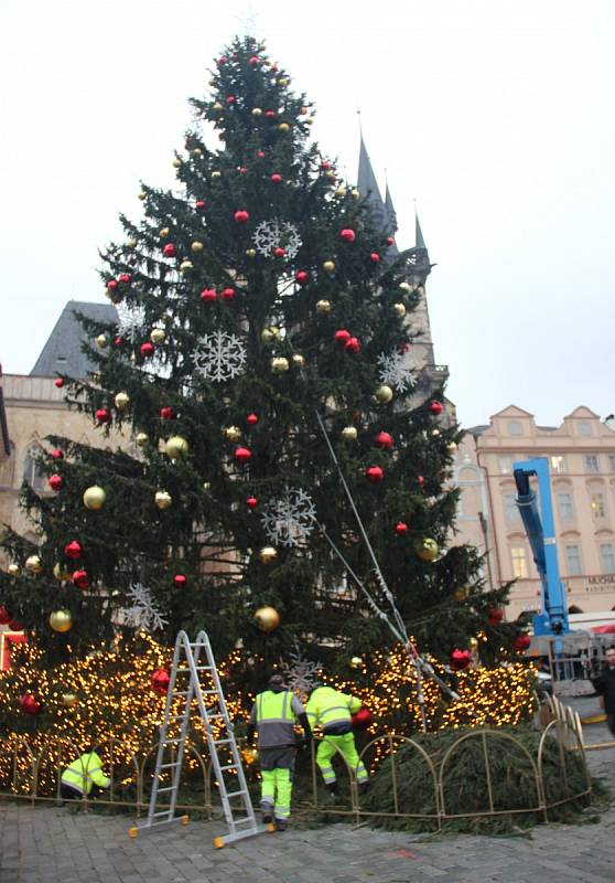 Vánoční strom na Staroměstském náměstí se letos rozsvítil bez jakékoliv slavnosti.