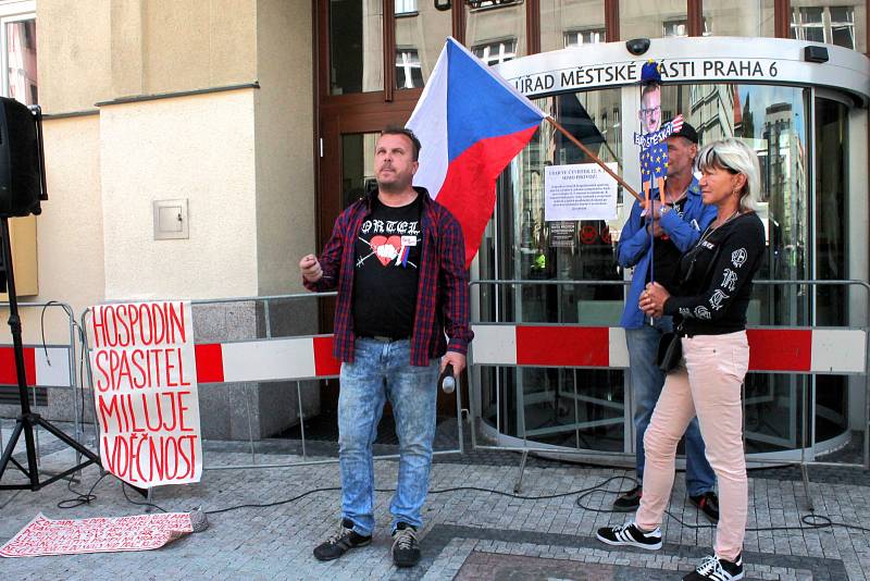 Zastupitelstvo Prahy 6 projednávalo 12. září 2019 osud sochy maršála Koněva. Sešli se zde i odpůrci zakrytí či přemístění.